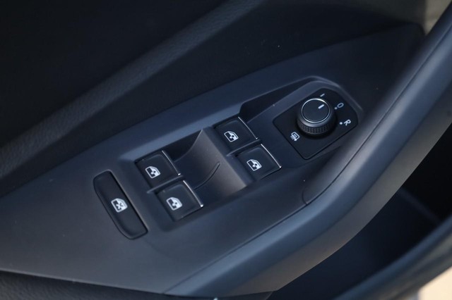 Volkswagen Jetta Vehicle Image 09