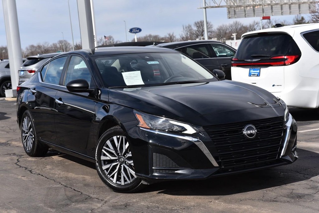 Nissan Altima Vehicle Full-screen Gallery Image 2