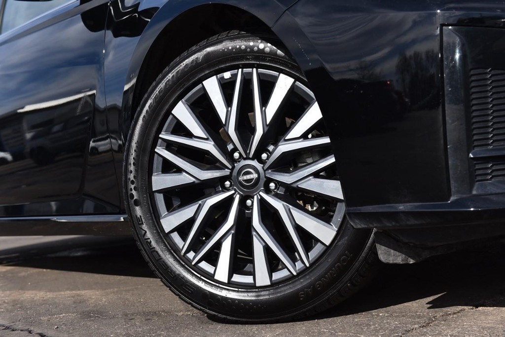 Nissan Altima Vehicle Full-screen Gallery Image 3