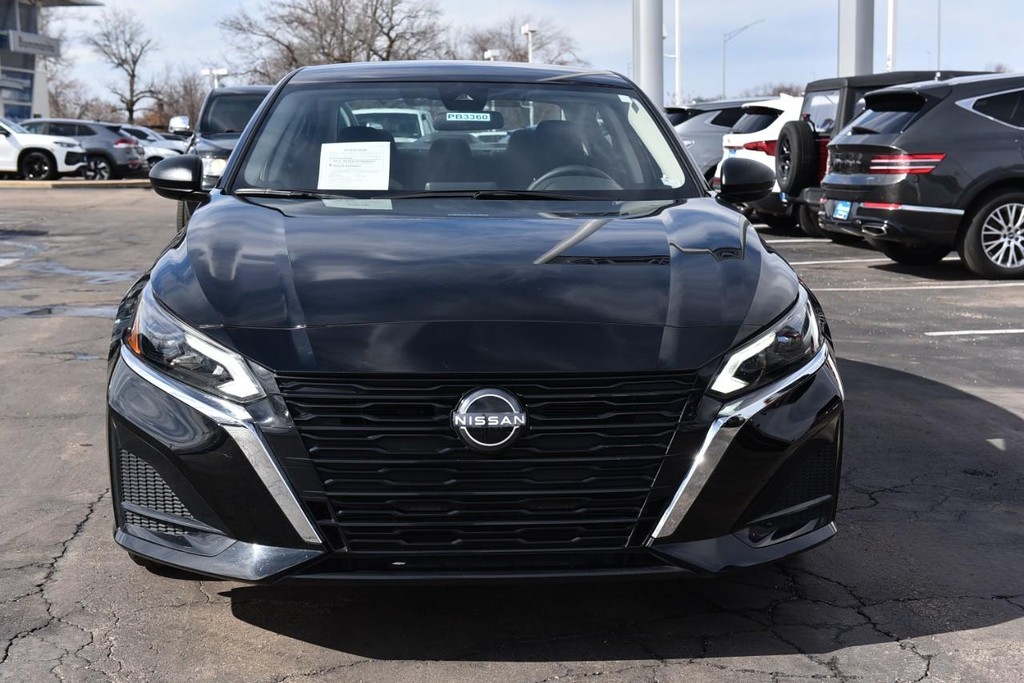 Nissan Altima Vehicle Full-screen Gallery Image 4