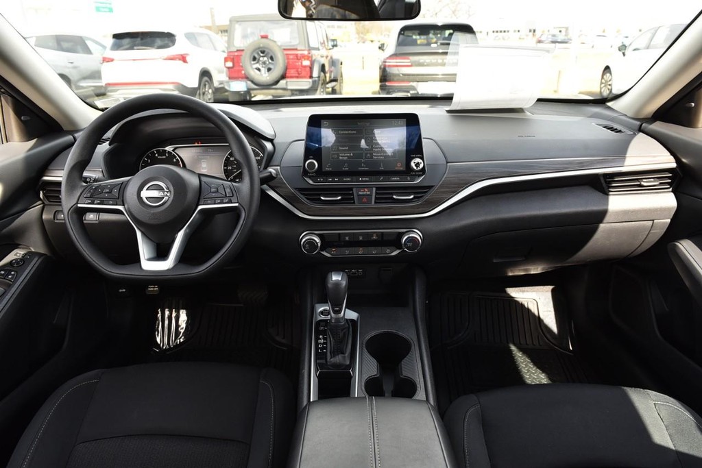 Nissan Altima Vehicle Full-screen Gallery Image 7