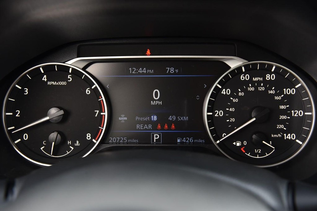 Nissan Altima Vehicle Full-screen Gallery Image 11