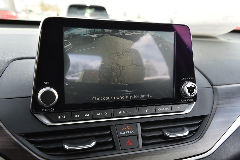 Nissan Altima Vehicle Full-screen Gallery Image 12