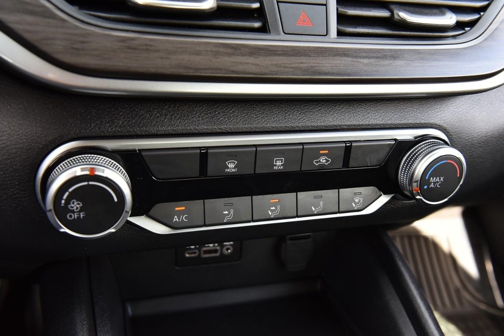 Nissan Altima Vehicle Full-screen Gallery Image 14