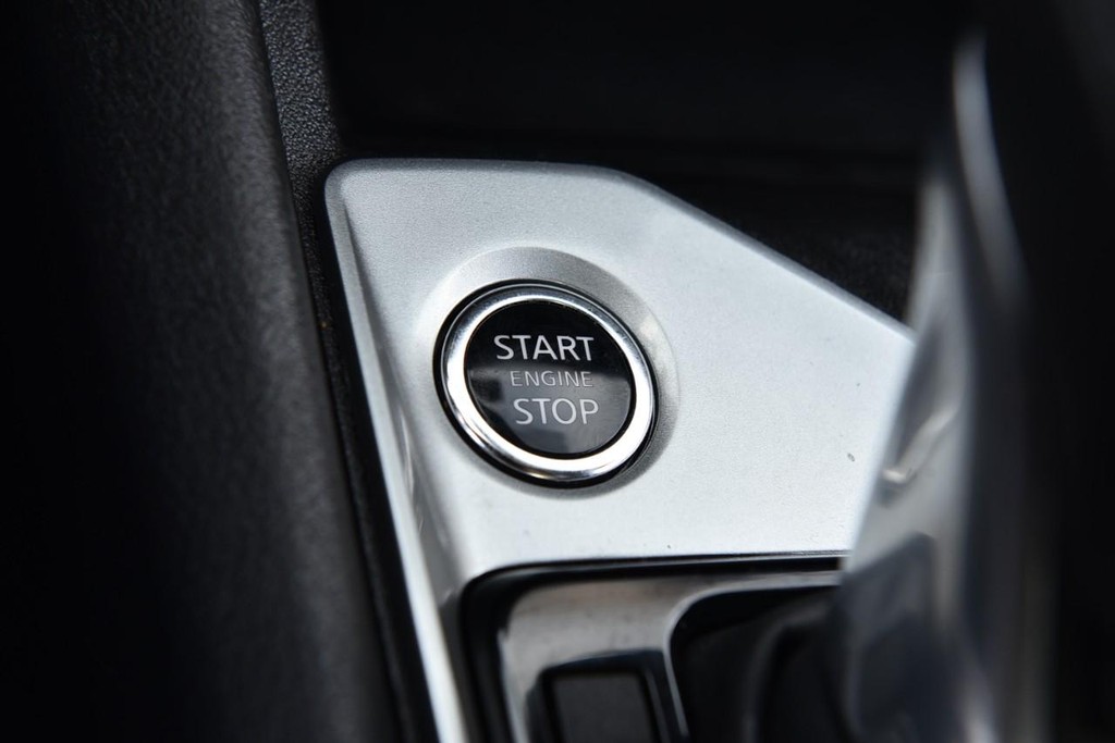 Nissan Altima Vehicle Full-screen Gallery Image 16