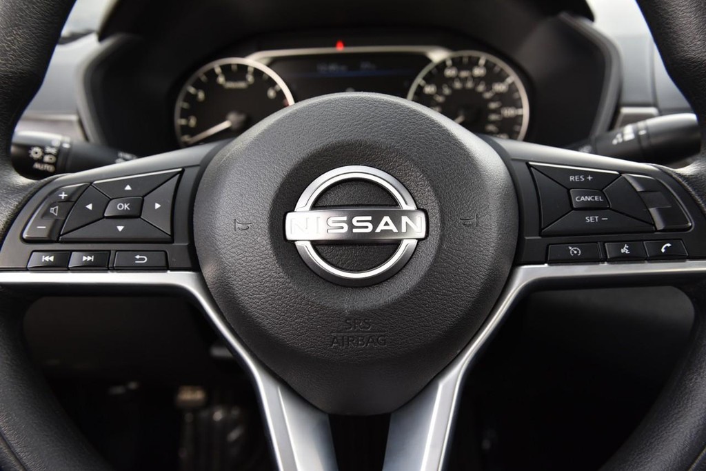 Nissan Altima Vehicle Full-screen Gallery Image 17