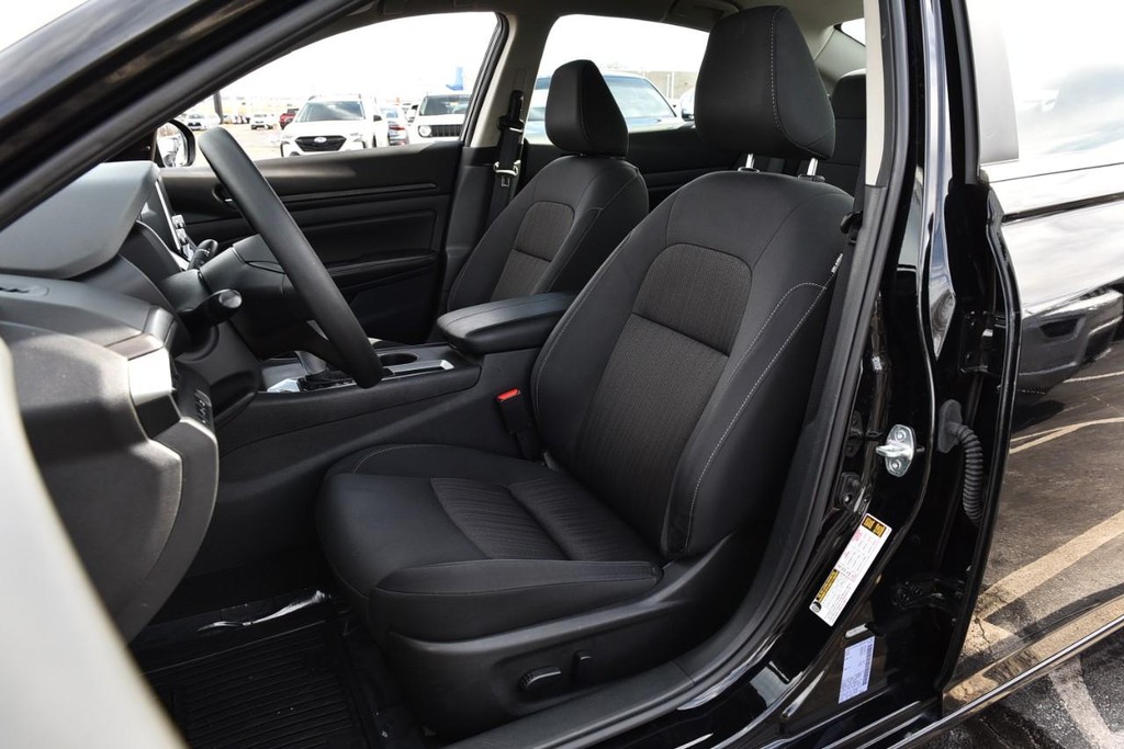 Nissan Altima Vehicle Full-screen Gallery Image 18