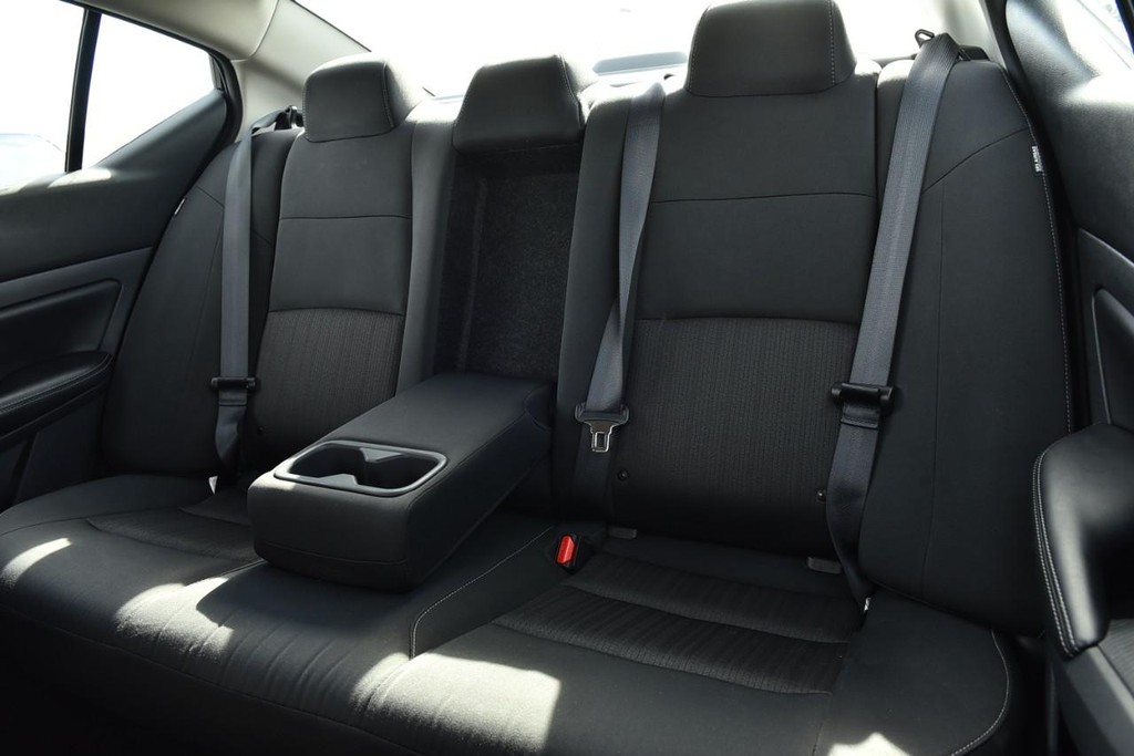 Nissan Altima Vehicle Full-screen Gallery Image 20