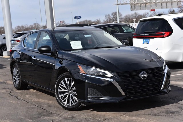 Nissan Altima Vehicle Image 02