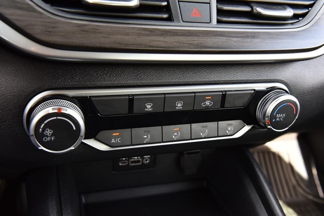 Nissan Altima Vehicle Image 14