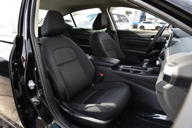 Nissan Altima Vehicle Image 19