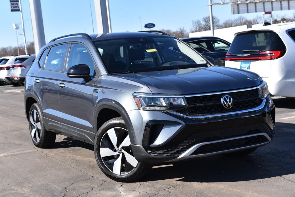 Volkswagen Taos Vehicle Full-screen Gallery Image 2