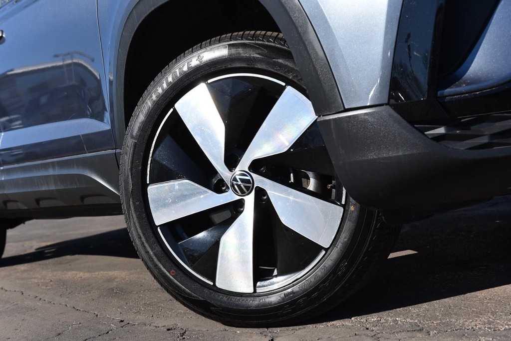 Volkswagen Taos Vehicle Full-screen Gallery Image 3