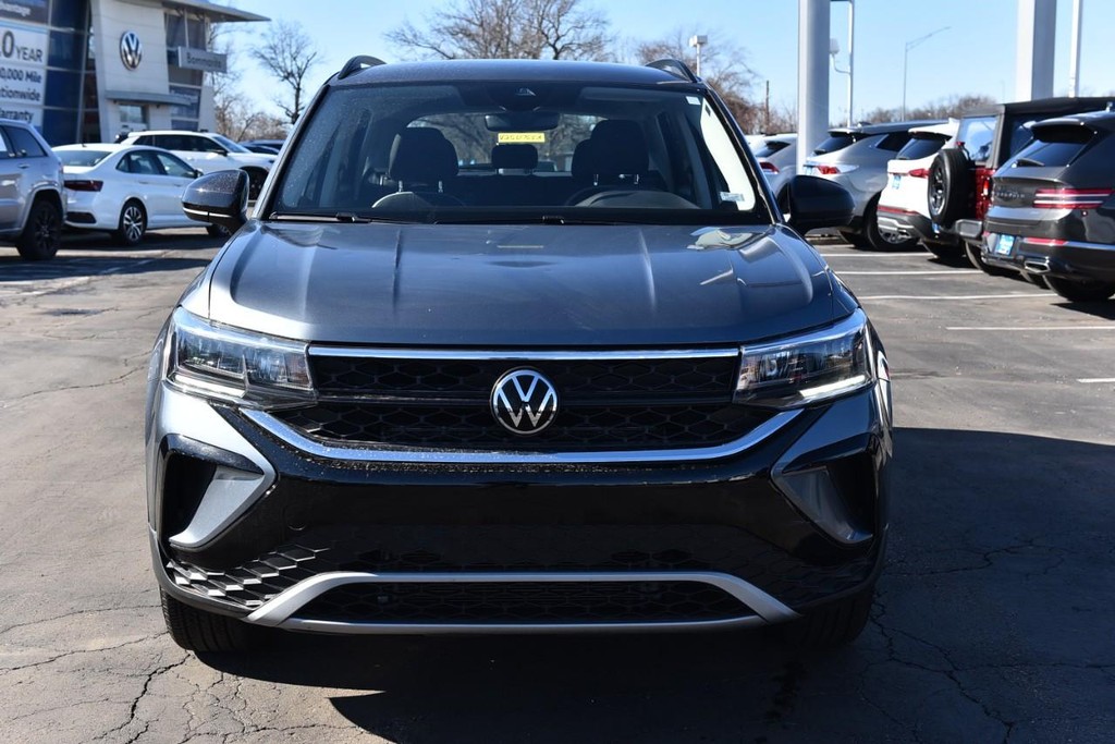 Volkswagen Taos Vehicle Full-screen Gallery Image 4