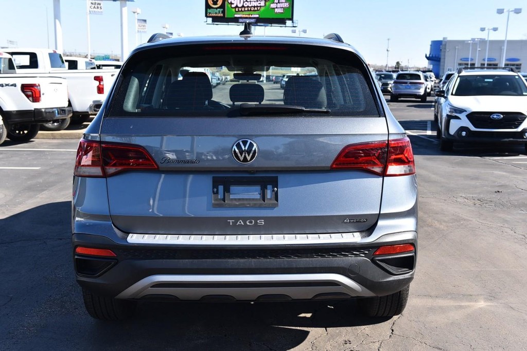 Volkswagen Taos Vehicle Full-screen Gallery Image 6