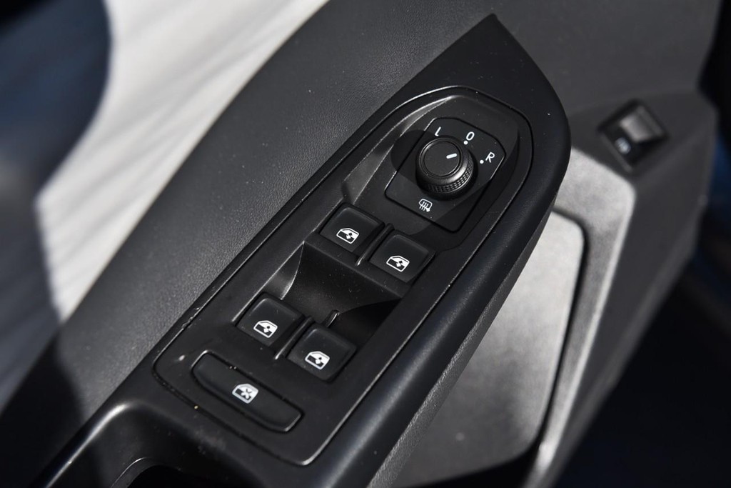 Volkswagen Taos Vehicle Full-screen Gallery Image 8