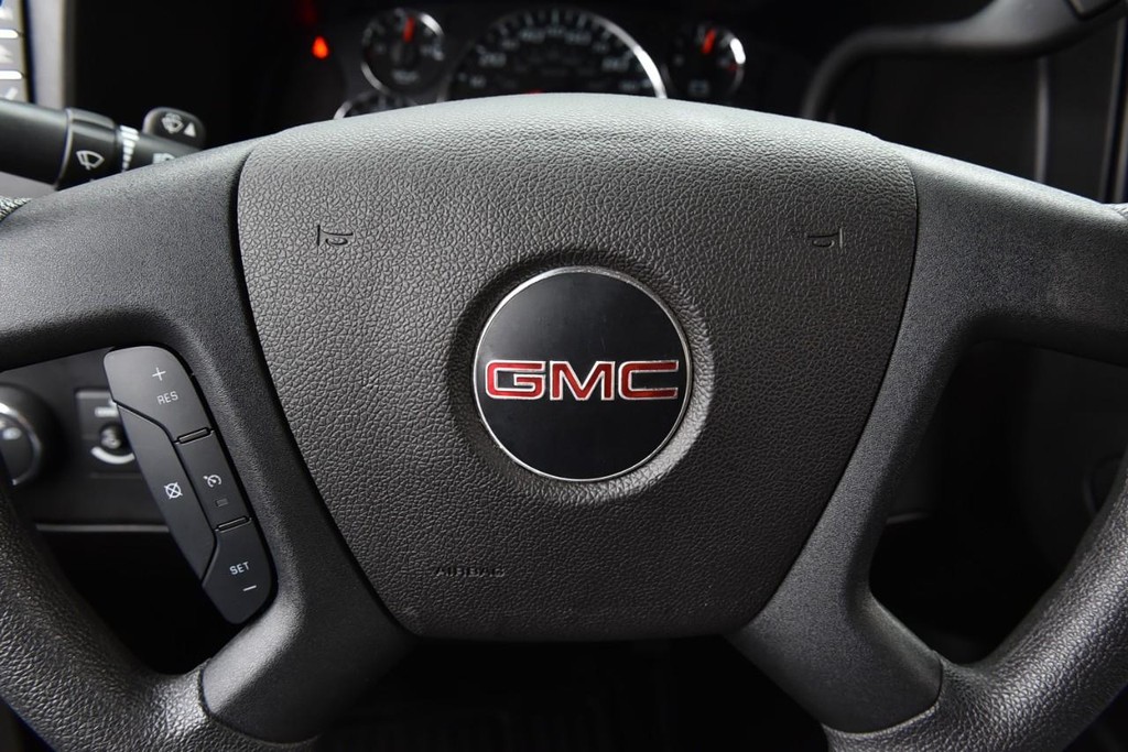 GMC Savana Cargo Van Vehicle Full-screen Gallery Image 15