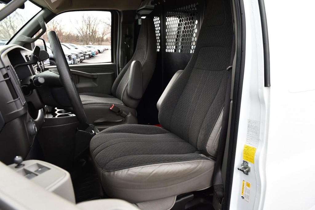 GMC Savana Cargo Van Vehicle Full-screen Gallery Image 16