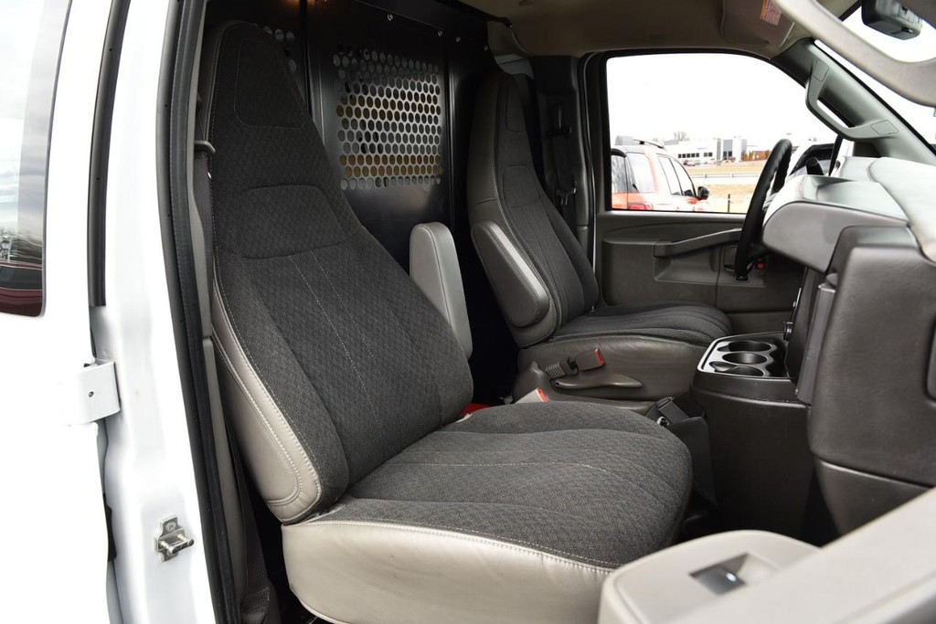GMC Savana Cargo Van Vehicle Full-screen Gallery Image 17