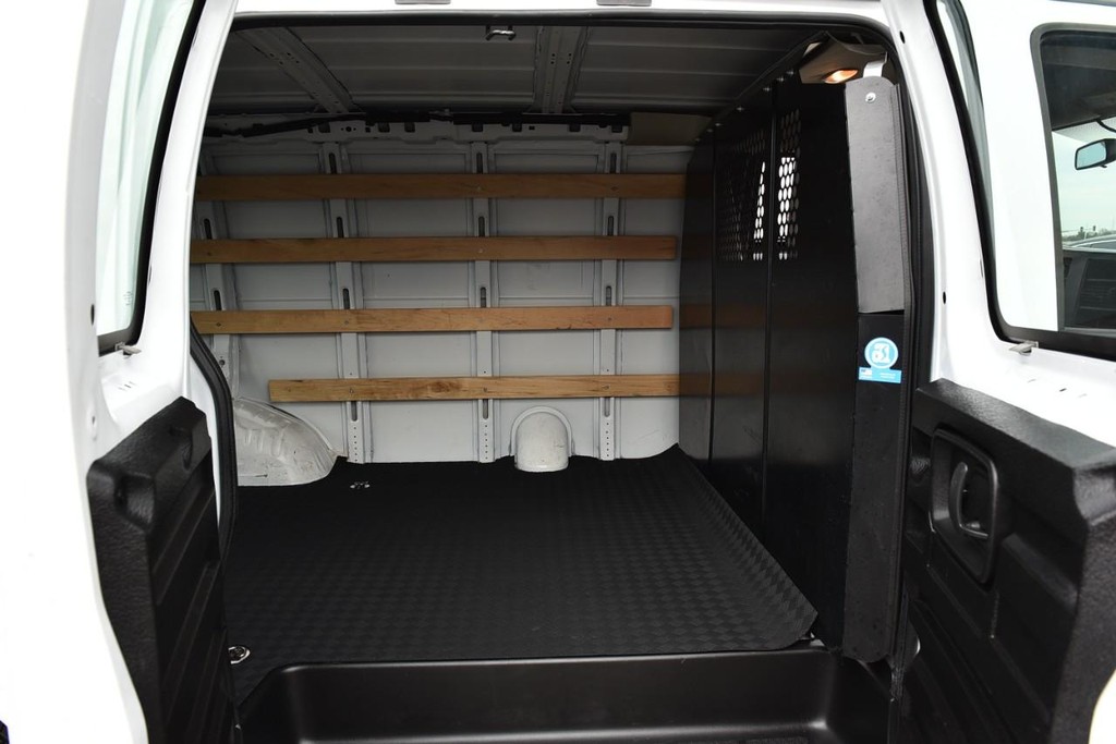 GMC Savana Cargo Van Vehicle Full-screen Gallery Image 18