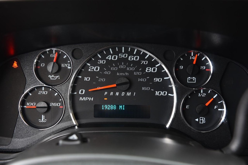 GMC Savana Cargo Van Vehicle Full-screen Gallery Image 22