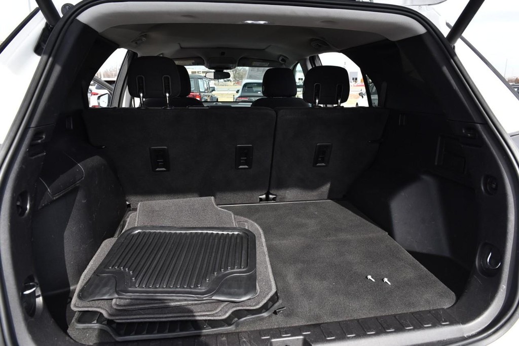 Chevrolet Equinox Vehicle Full-screen Gallery Image 24
