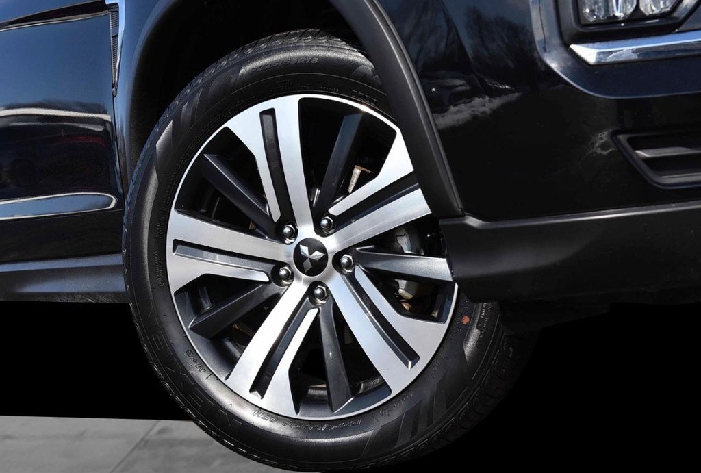 Mitsubishi Outlander Sport Vehicle Full-screen Gallery Image 3