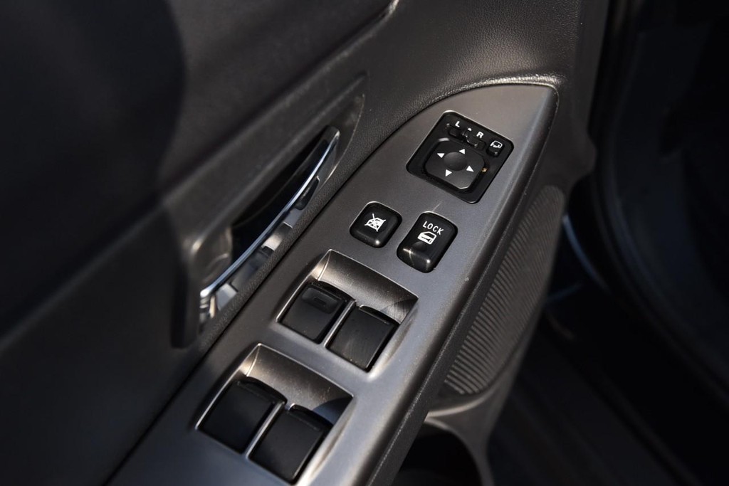 Mitsubishi Outlander Sport Vehicle Full-screen Gallery Image 8