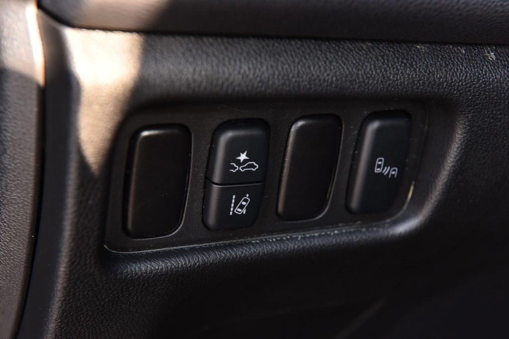 Mitsubishi Outlander Sport Vehicle Full-screen Gallery Image 10