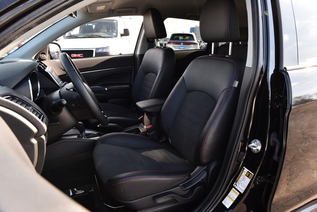 Mitsubishi Outlander Sport Vehicle Full-screen Gallery Image 18