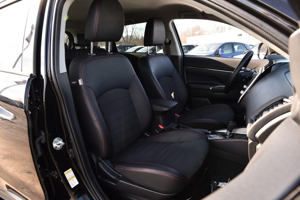 Mitsubishi Outlander Sport Vehicle Full-screen Gallery Image 19