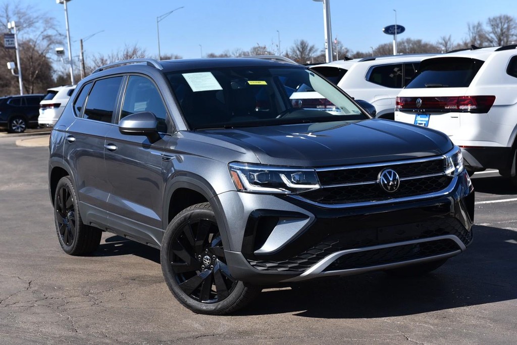 Volkswagen Taos Vehicle Full-screen Gallery Image 2