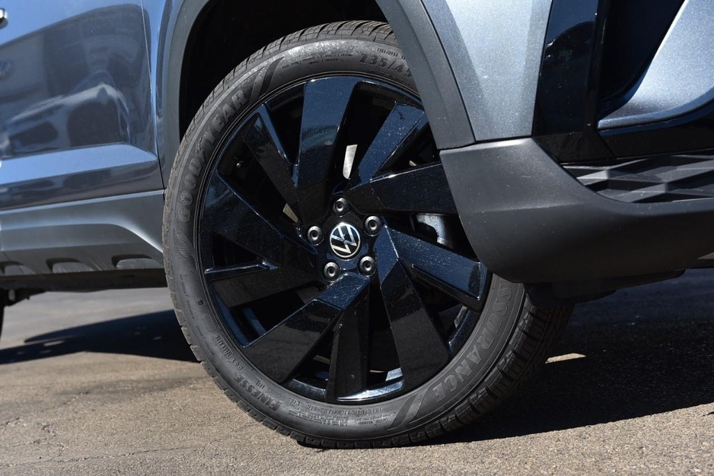 Volkswagen Taos Vehicle Full-screen Gallery Image 3