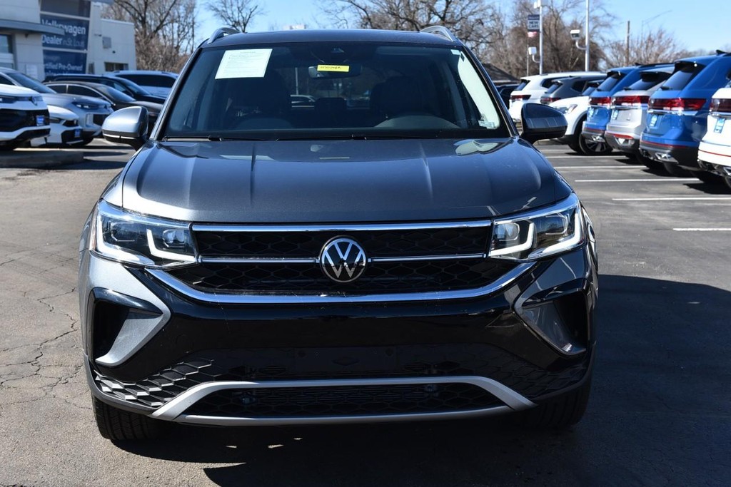 Volkswagen Taos Vehicle Full-screen Gallery Image 4