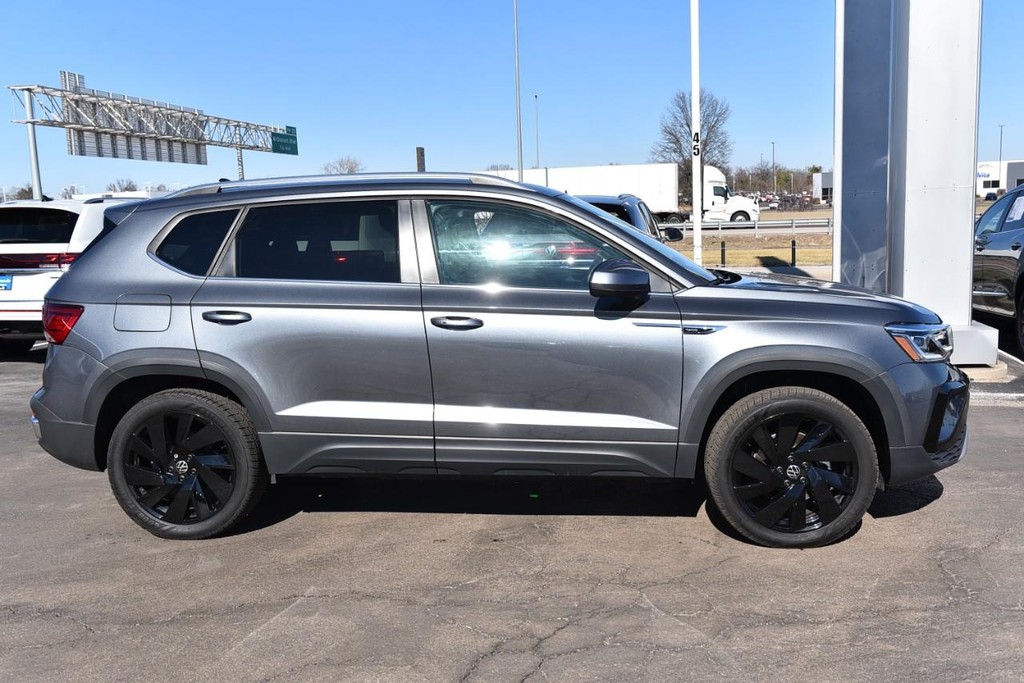 Volkswagen Taos Vehicle Full-screen Gallery Image 5