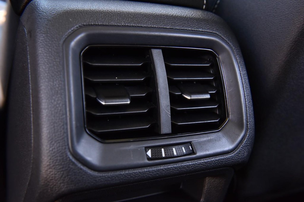 Volkswagen Taos Vehicle Full-screen Gallery Image 24