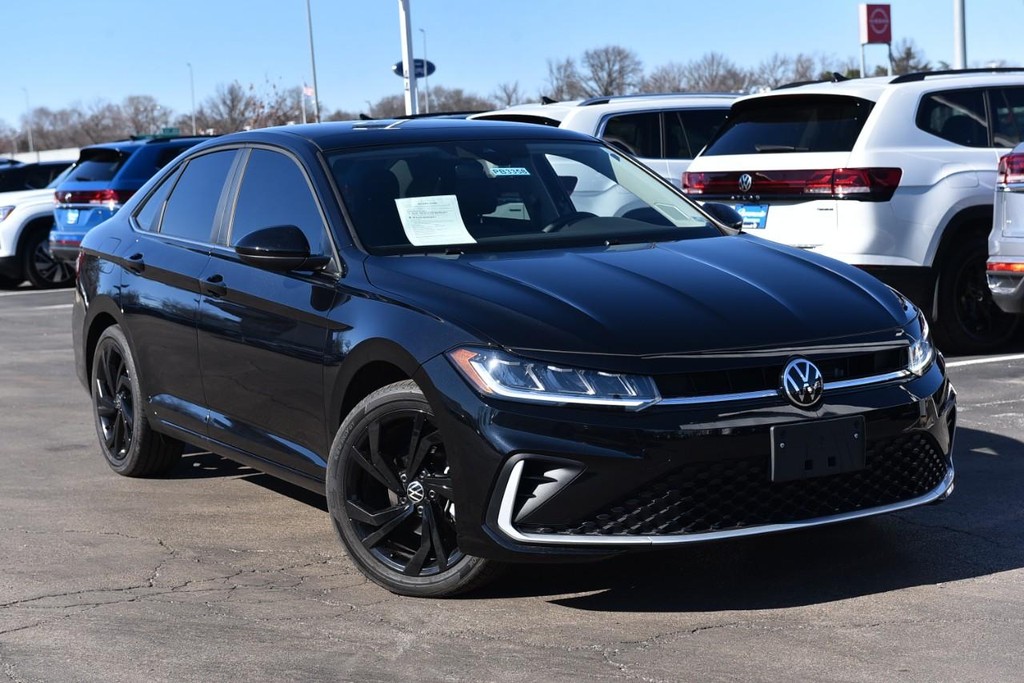 Volkswagen Jetta Vehicle Full-screen Gallery Image 2