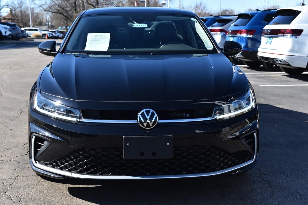 Volkswagen Jetta Vehicle Full-screen Gallery Image 4