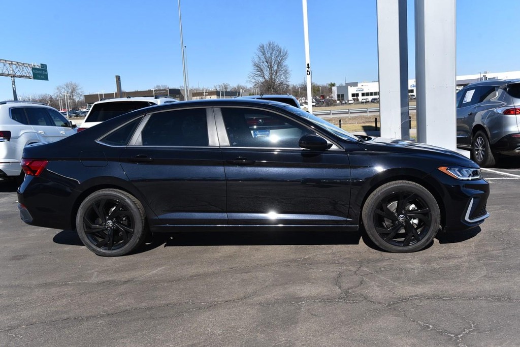 Volkswagen Jetta Vehicle Full-screen Gallery Image 5