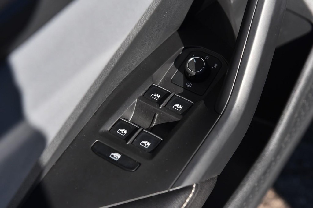 Volkswagen Jetta Vehicle Full-screen Gallery Image 8