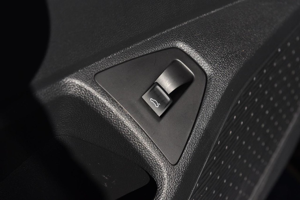 Volkswagen Jetta Vehicle Full-screen Gallery Image 9