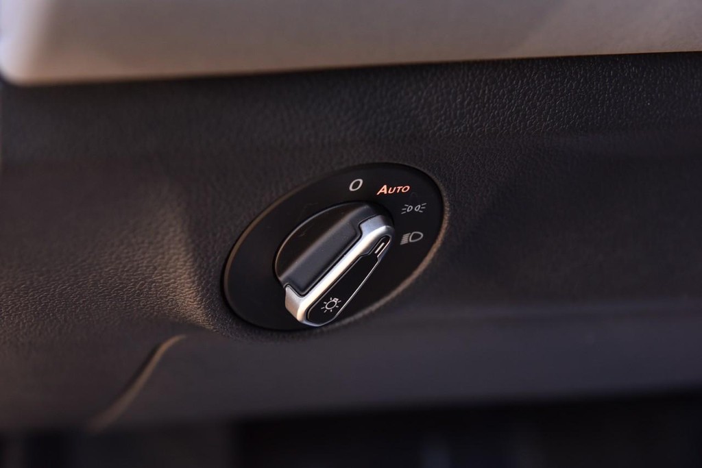 Volkswagen Jetta Vehicle Full-screen Gallery Image 11