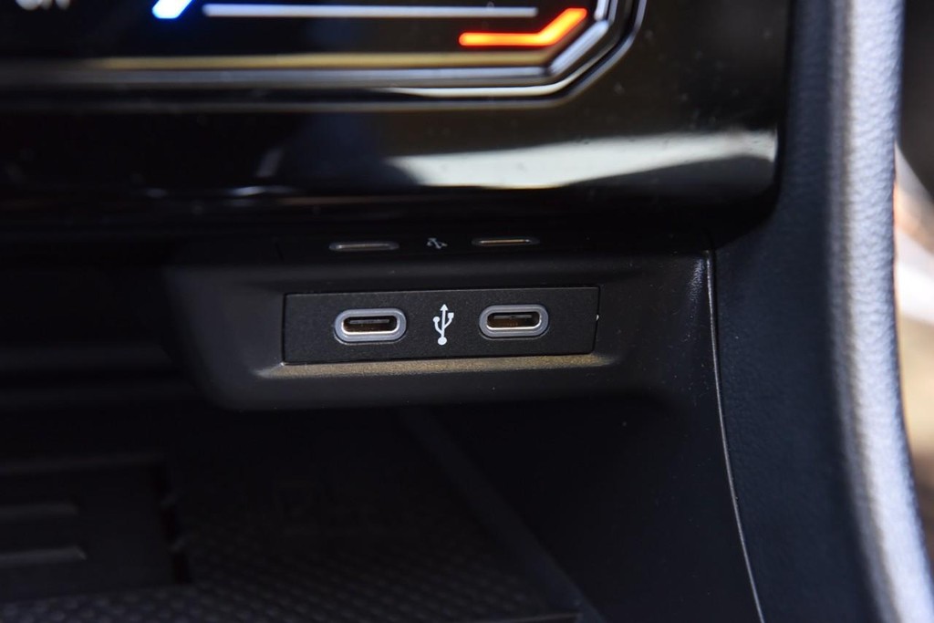 Volkswagen Jetta Vehicle Full-screen Gallery Image 16