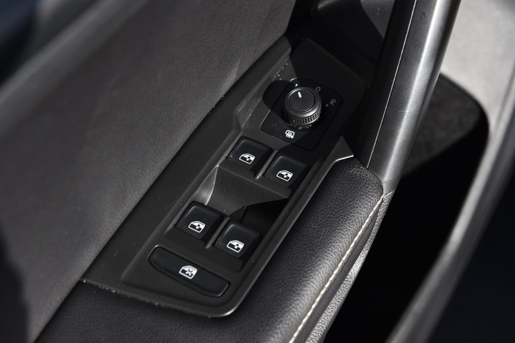 Volkswagen Tiguan Vehicle Full-screen Gallery Image 8