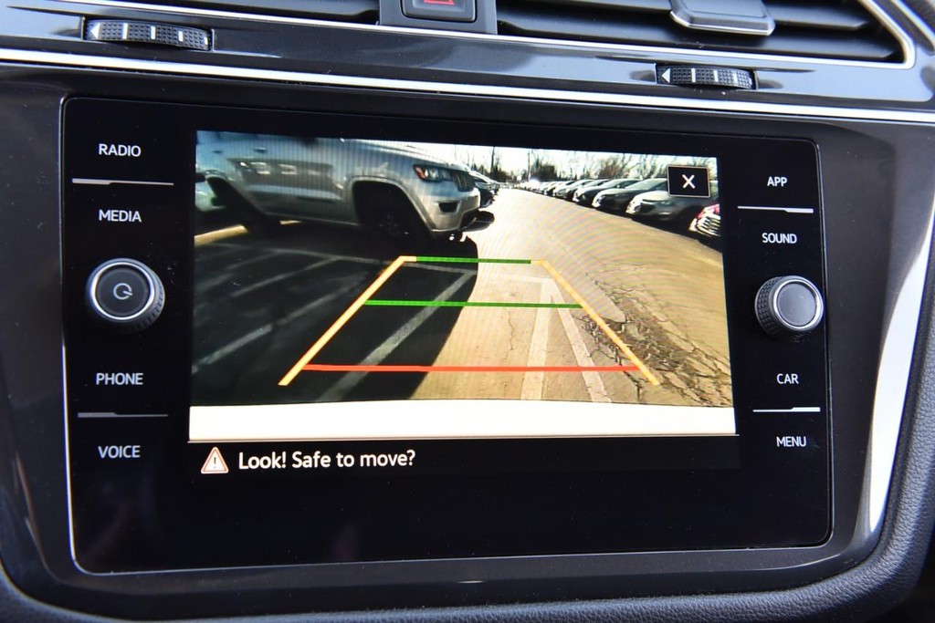 Volkswagen Tiguan Vehicle Full-screen Gallery Image 12