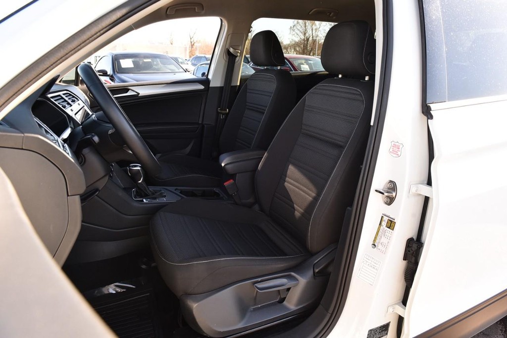 Volkswagen Tiguan Vehicle Full-screen Gallery Image 18