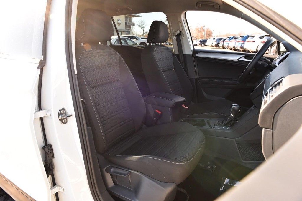 Volkswagen Tiguan Vehicle Full-screen Gallery Image 19