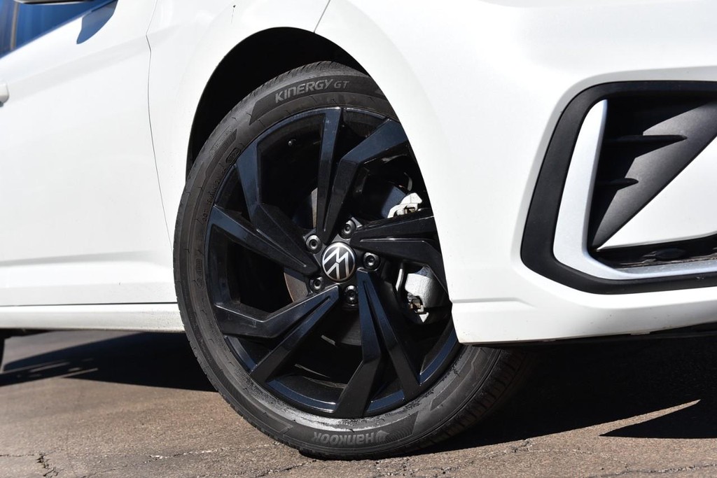 Volkswagen Jetta Vehicle Full-screen Gallery Image 3