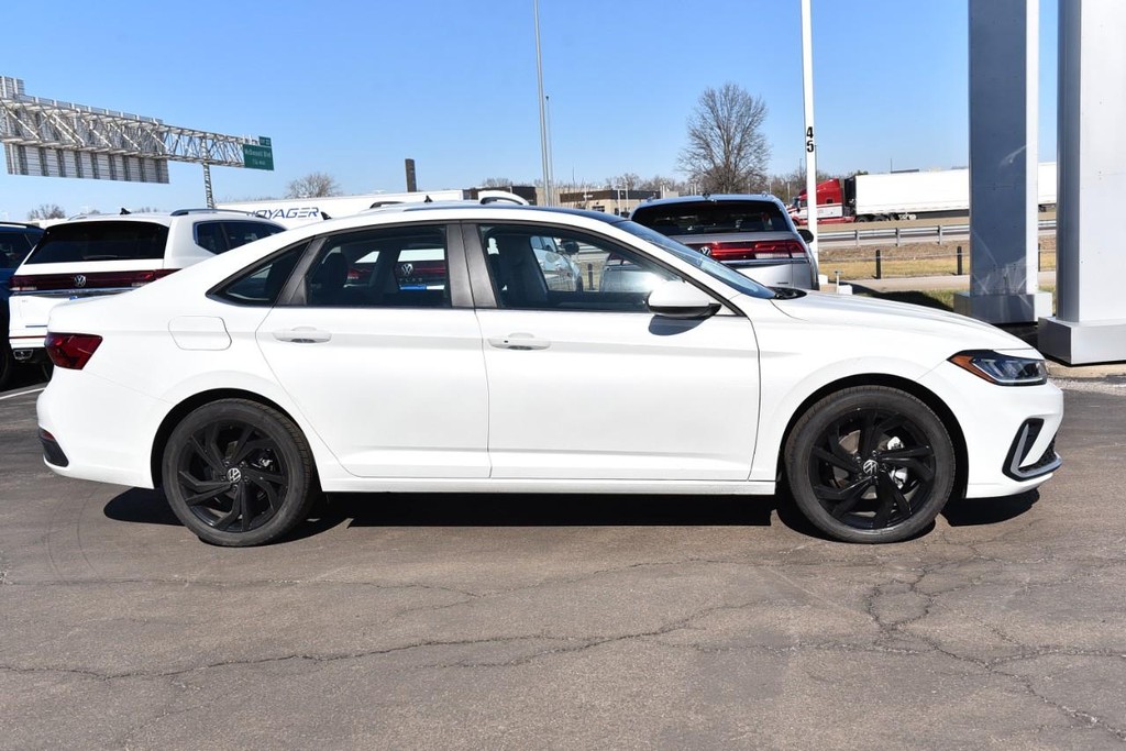 Volkswagen Jetta Vehicle Full-screen Gallery Image 5