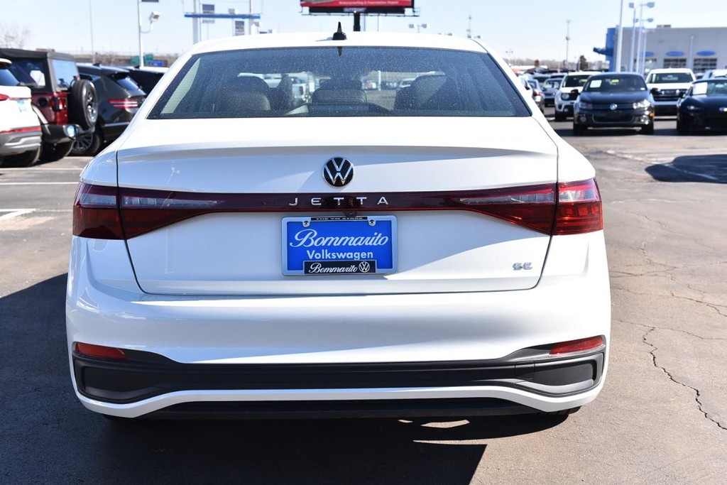 Volkswagen Jetta Vehicle Full-screen Gallery Image 6